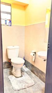 Ένα μπάνιο στο Elegant 2 Bedroom B & B Makasembo