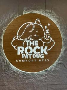 een bord met de tekst 'Het Roggy Racing Concert blijft' bij The Rock Patong Comfort Stay in Patong Beach