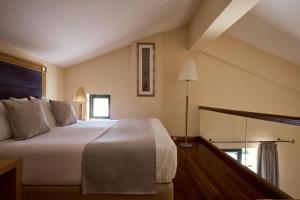 Voodi või voodid majutusasutuse Lindian Dream Seaside Resort- Adults Only toas