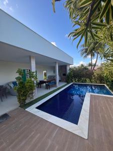 ein Swimmingpool im Hinterhof eines Hauses in der Unterkunft Casa em Tamandaré praia in Tamandaré