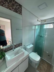 ein Badezimmer mit Toilette, Waschbecken und Spiegel in der Unterkunft Casa em Tamandaré praia in Tamandaré + 51 Fotos