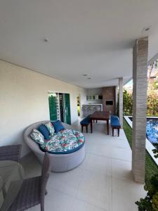 ein Wohnzimmer mit Sofa und Tisch in der Unterkunft Casa em Tamandaré praia in Tamandaré