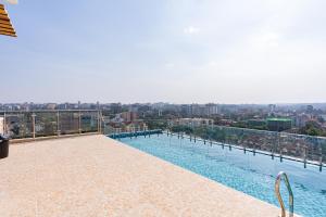 Πισίνα στο ή κοντά στο Tulia Marina Bay Square, Westlands-- Rooftop Pool & Gym, Workspace, On-site Café and Lounge Terrace Skyline Views