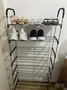 a rack with shoes and other shoes on it at Apartamento em condomínio, alugo para o ENCANTOS DO NATAL GARANHUNS in Garanhuns