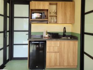 Kuchyň nebo kuchyňský kout v ubytování The Box by Wynwood House