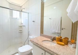 Koupelna v ubytování RefugioBacutia- Prédio FRENTE MAR Bacutia- 6 pessoas- 3 Quartos com AR sendo 1 suite - varanda- sala de estar e jantar Ampla -Piscina e Sauna no Prédio