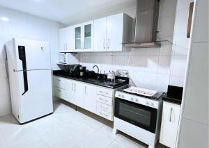 Kuchyň nebo kuchyňský kout v ubytování RefugioBacutia- Prédio FRENTE MAR Bacutia- 6 pessoas- 3 Quartos com AR sendo 1 suite - varanda- sala de estar e jantar Ampla -Piscina e Sauna no Prédio