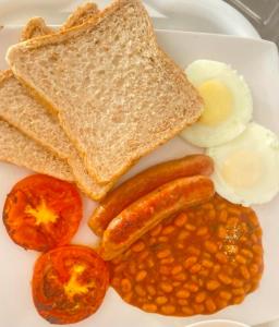 een bord met ontbijtproducten met bonen en toast bij SUNFLOWER bed and breakfast in Ladysmith