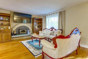 Χώρος καθιστικού στο Family Retreat with Hot Tub and Game Room in Everett!