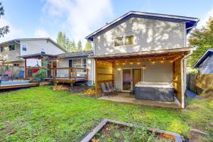 Κήπος έξω από το Family Retreat with Hot Tub and Game Room in Everett!