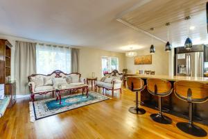 Χώρος καθιστικού στο Family Retreat with Hot Tub and Game Room in Everett!