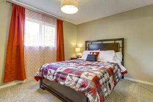 Ένα ή περισσότερα κρεβάτια σε δωμάτιο στο Family Retreat with Hot Tub and Game Room in Everett!