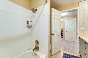 Ένα μπάνιο στο Family Retreat with Hot Tub and Game Room in Everett! +27 φωτογραφίες