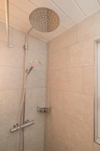 eine Dusche mit Duschkopf in einem Badezimmer in der Unterkunft Mätzwiesen Höckli - CharmingStay in Flumserberg + 13 Fotos