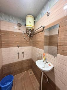 ein Badezimmer mit Waschbecken und Spiegel in der Unterkunft The Yash Residency in Ayodhya