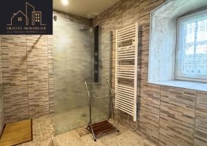 een inloopdouche met een metalen ladder in een badkamer bij Spacious duplex with garden - Marignier in Marignier