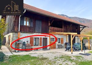 een huis met een rode cirkel ervoor bij Spacious duplex with garden - Marignier in Marignier