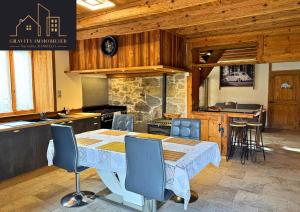 een keuken met een tafel en stoelen in een kamer bij Spacious duplex with garden - Marignier in Marignier