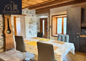 een eetkamer met een houten tafel en stoelen bij Spacious duplex with garden - Marignier in Marignier +11 foto's
