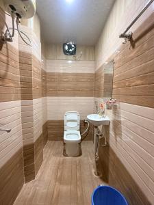 ein Badezimmer mit Toilette und Waschbecken in der Unterkunft The Yash Residency in Ayodhya