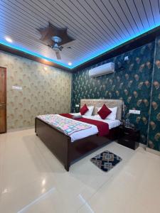 ein Schlafzimmer mit Bett und Deckenventilator in der Unterkunft The Yash Residency in Ayodhya + 29 Fotos