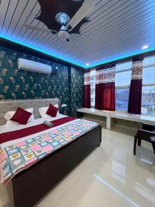 ein Schlafzimmer mit einem großen Bett mit roten Kissen in der Unterkunft The Yash Residency in Ayodhya