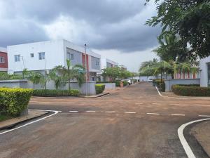 an empty street in front of a white building at The Elegant 3BedRoom Home in Community 25, Tema in Dawhwenya