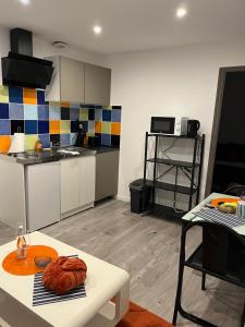 Een keuken of kitchenette bij Violette 2