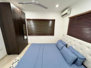 a living room with a bed and a window at The Elegant 3BedRoom Home in Community 25, Tema in Dawhwenya +45 photos