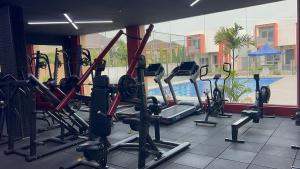 Fitness centrum a/nebo fitness zařízení v ubytování The Elegant 3BedRoom Home in Community 25, Tema