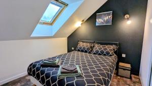 - une petite chambre avec un lit et une fenêtre dans l'établissement Gîte Le 47, à Levernois 11 autres photos