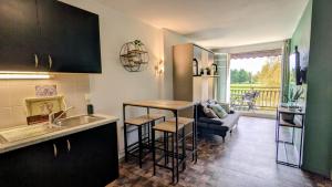 une cuisine avec un évier et un plan de travail dans l'établissement Gîte Le 47, à Levernois