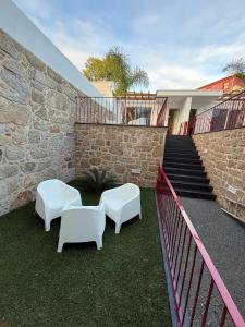 En balkon eller terrasse på Pinheiro Houses's- Luxury Apartment's