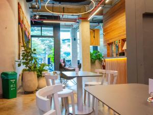 Khu vực ghế ngồi tại Hunters Hotel by Jalo