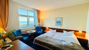 a hotel room with a bed and a window at "Sanddorn", Kur- und Ferienhotel, Direkte Strandlage, Fahrstuhl in Warnemünde