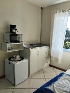 Η κουζίνα ή μικρή κουζίνα στο kitnet xixo Gramado