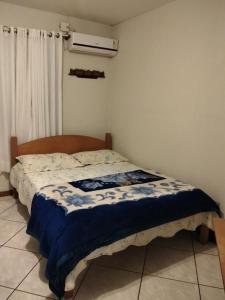 Ένα ή περισσότερα κρεβάτια σε δωμάτιο στο kitnet xixo Gramado