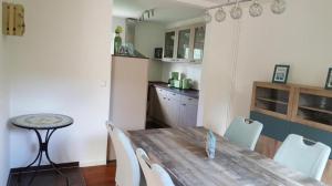 ein Esszimmer mit Tisch und Stühlen und eine Küche in der Unterkunft Martha in Sahrensdorf