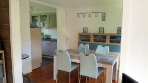 eine Küche mit Esstisch und Stühlen in der Unterkunft Martha in Sahrensdorf