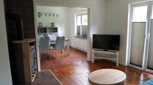 ein Wohnzimmer mit Tisch und Fernseher in der Unterkunft Martha in Sahrensdorf