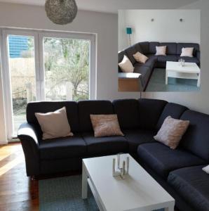 ein Wohnzimmer mit Sofa und Tisch in der Unterkunft Martha in Sahrensdorf