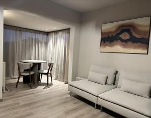 una sala de estar con un sofá y una mesa en Coffee apartamento, Las Galletas, en Arona