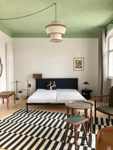 a bedroom with a bed and a table at Schulze am Markt in Lichtenfels