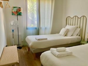 カルカソンヌにあるEntrez en lice, Face à la Cité vue sublimeの小さなベッドルーム(ベッド2台、窓付)