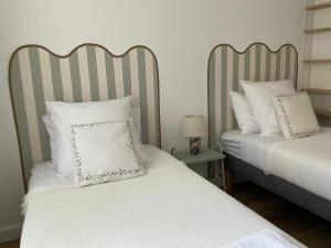 カルカソンヌにあるEntrez en lice, Face à la Cité vue sublimeの- ベッドルーム1室(白い枕付きのベッド2台付)