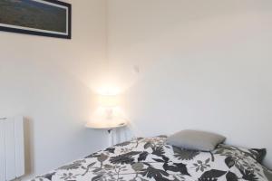 a bedroom with a bed and a lamp on a table at Ideal stay in Puteaux with private courtyard in Puteaux +21 photos