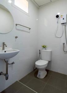 Koupelna v ubytování KYP Hotel โรงแรมขุนยูวเพลส + 14 fotografií