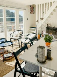 Posezení v ubytování New Timber Holiday Home With Bay Views