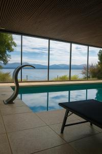 een zwembad met uitzicht op het water bij Destinar Apartments in Bariloche