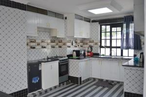 Köök või kööginurk majutusasutuses Tausi mweupe